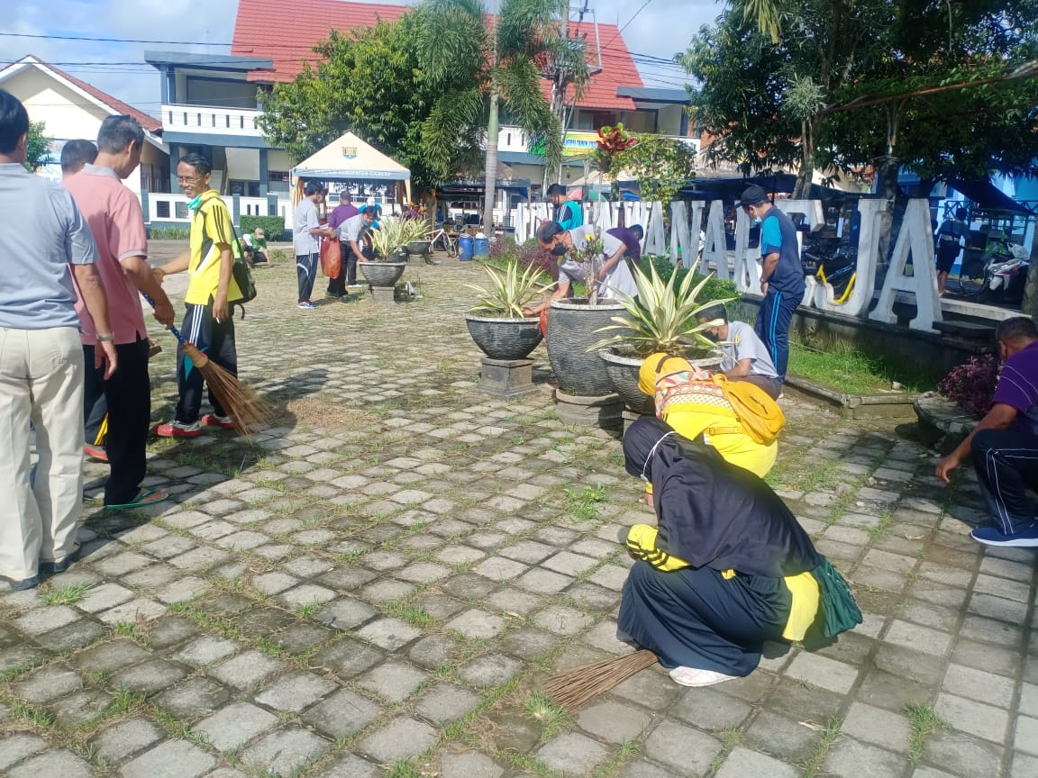 Sejumlah Pegawai di Lingkup Wanareja Ikuti Kegiatan Bakti Lingkungan