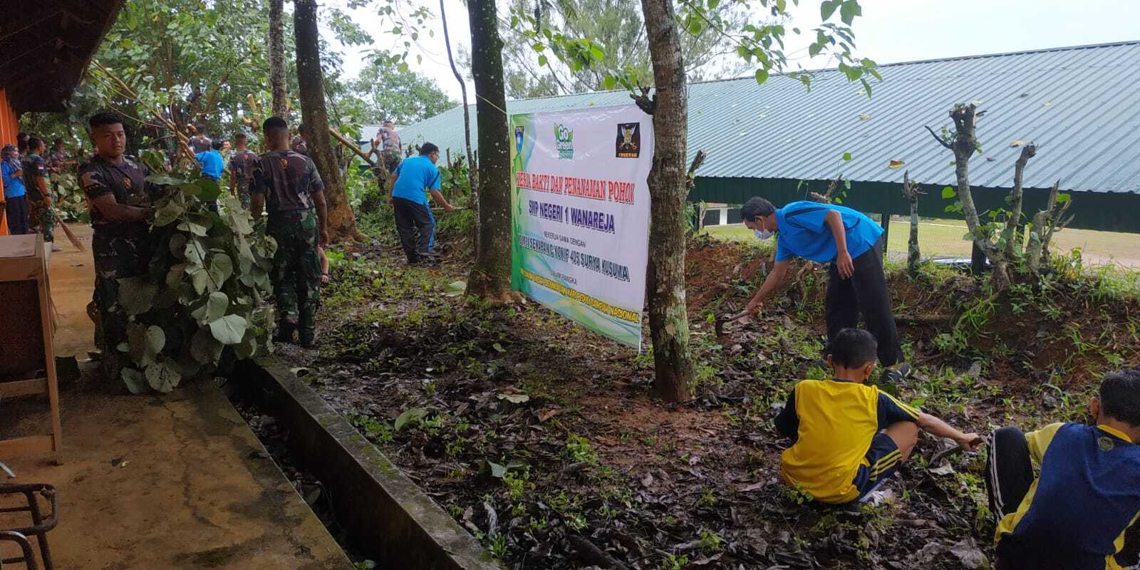 Peringati Hari Besar Lingkungan Hidup SMPN 1 Wanareja Bakti Lingkungan Bersama Kompi Senapan C Yonif 405